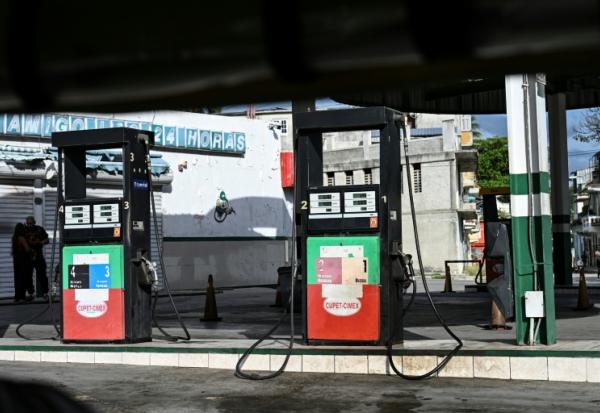 Une station-service reste fermée faute de carburant à La Havane, Cuba, le 24 mars 2026.