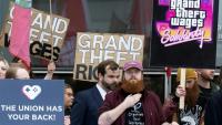 Manifestants devant le tribunal de Glasgow qui examine le recours d'une vingtaine d'anciens salariés de Rockstar Games, le studio à l'origine du très attendu Grand Theft Auto VI (GTA VI), le 10 septembre 2026