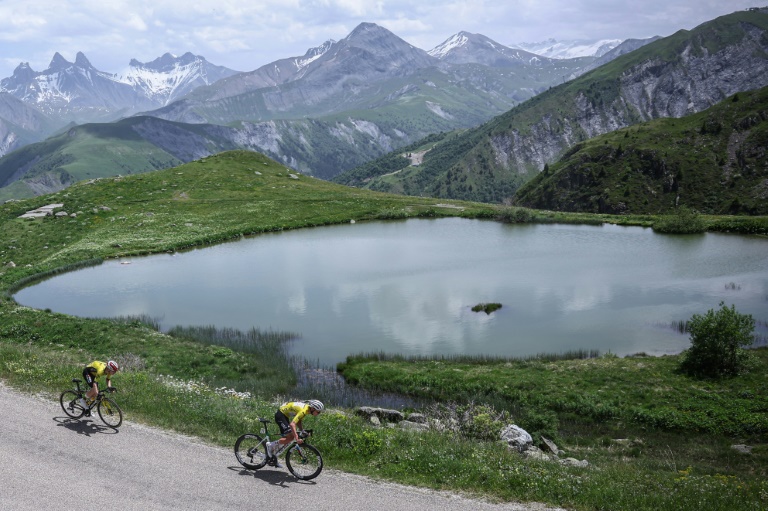 Tadej Pogacar (d) et Jonas Vingegaard près du Col de la Croix de Fer, lors de la 7e étape du Dauphiné, le 14 juin 2025