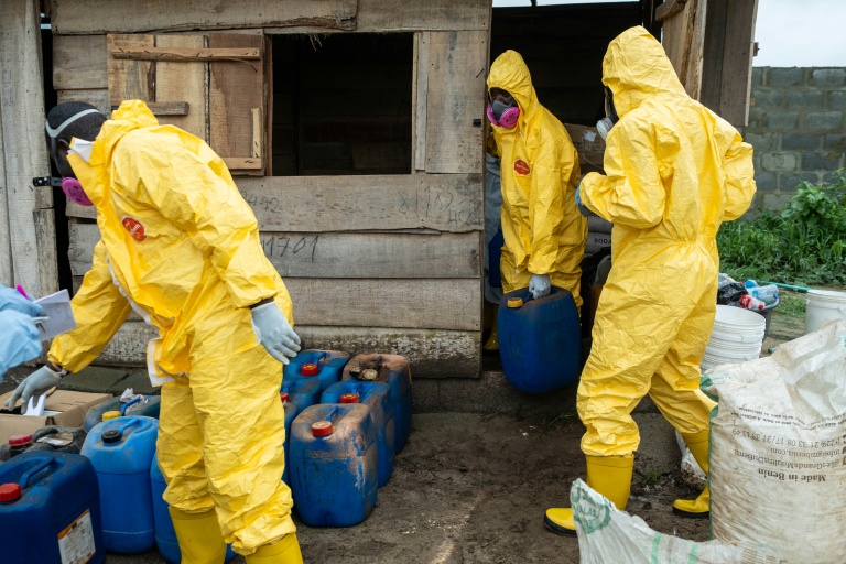 Des conteneurs de produits chimiques découverts lors d’une opération visant à démanteler un laboratoire clandestin abandonné de méthamphétamine à Iroto, au Nigeria, le 29 juillet 2026 