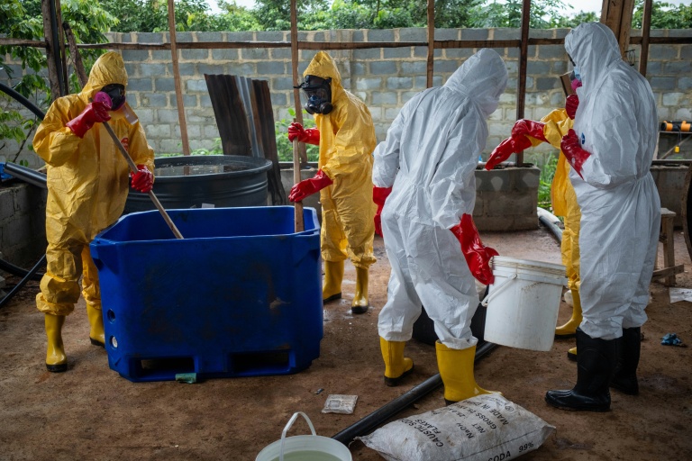 Des membres de l’Agence nationale nigériane de lutte contre les stupéfiants (NDLEA) lors d’une opération de démantellement d'un laboratoire clandestin de méthamphétamine abandonné à Iroto, au Nigeria, le 29 juillet 2026