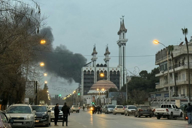 Des colonnes de fumée s'élèvent après le bombardement qui a visé la zone près de la mosquée Abdelrahman d'Alep, le 8 janvier 2026, sur fond d’intenses affrontements entre les forces gouvernementales et les Forces démocratiques syriennes (FDS) kurdes