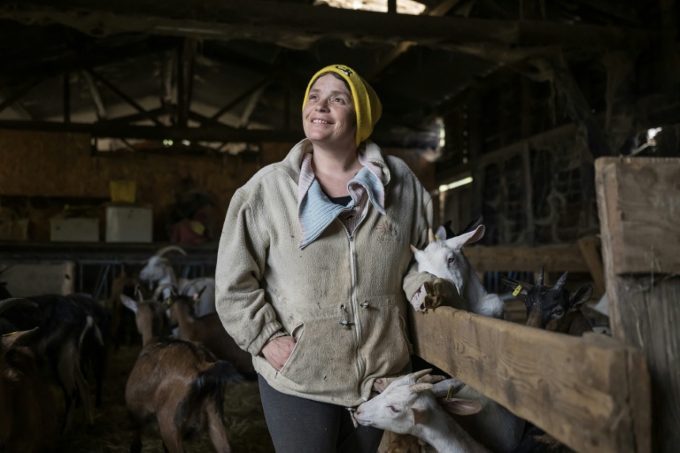 L'agricultrice Dominique Raud pose pour une photo dans son exploitation à Herran, dans le département de la Haute-Garonne, le 13 avril 2026