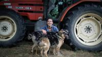 L'agricultrice Élodie Lac pose avec ses chiens dans sa ferme biologique à Cézac (Lot), le 19 août 2025