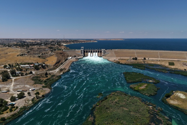 Ouverture des vannes du barrage de l'Euphrate à Tabqa, dans la province syrienne de Raqqa, alors que le niveau de l'eau monte le long du fleuve Euphrate, le 30 mai 2026