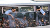 Des cars ramenant à Khan Younes dans le sud de la bande de Gaza des prisonniers palestiniens libérés par Israël, devant l'hôpital Nasser le 13 octobre 2025