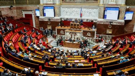 Faute de majorité à l'Assemblée, les grands projets de réforme de la Fonction publique ont été remisés, mais les revendications continuent de s'empiler et la vacance à la tête du ministère dure, au grand dam des agents publics