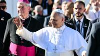 Le pape Léon XIV arrive à la cathédrale Notre-Dame, où il est accueilli par l'évêque de Paris, Laurent Ulrich, le 25 septembre 2026