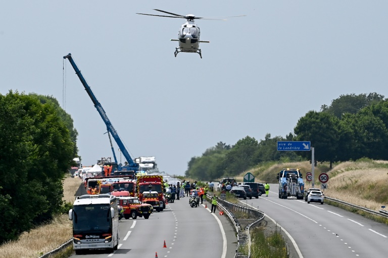 Une grue et des véhicules de secours sur l'autoroute A81, à Degré, dans la Sarthe, après un accident de car mortel, le 13 juin 2025