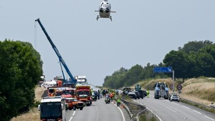 Une grue et des véhicules de secours sur l'autoroute A81, à Degré, dans la Sarthe, après un accident de car mortel, le 13 juin 2025  