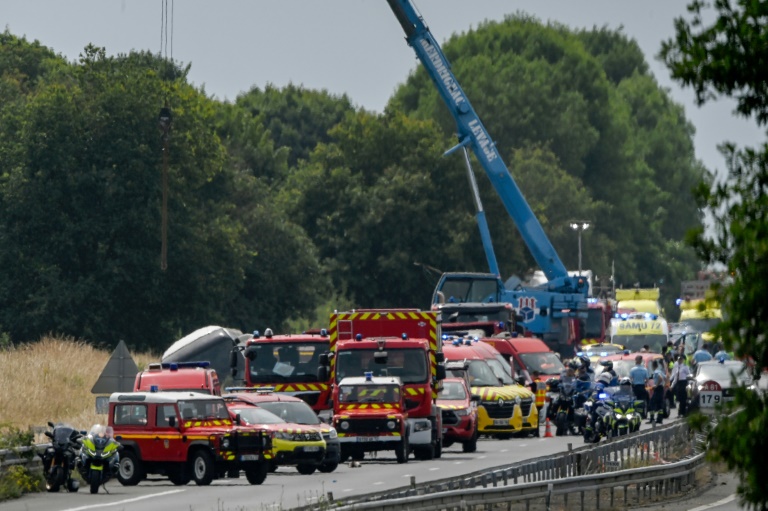 Une grue soulève un autocar accidenté sur l'autoroute A81, à Degré, dans la Sarthe, le 13 juin 2025