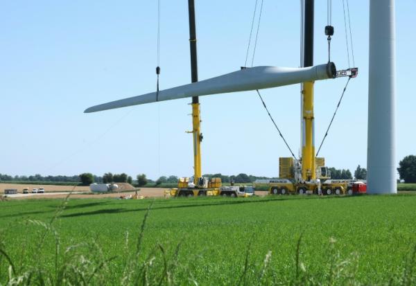 Des employés d'Engie démontent une éolienne en vue de la rénovation du parc éolien à Fienvillers, dans la Somme, le 27 mai 2026