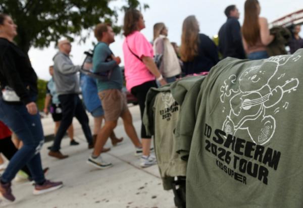 Des t-shirts pour la tournée d'Ed Sheeran sont proposés à la vente, le 19 septembre 2026 à Philadelphie aux Etats-Unis