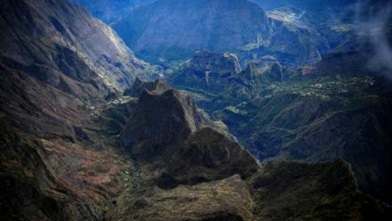 Le cirque de Mafate vu depuis les hauteurs de Saint-Paul, à La Réunion, le 27 février 2022
