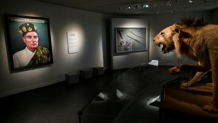 Des cadeaux offerts à l'ex-président socialiste François Mitterrand exposés à la Cité des présents, le 10 mai 2026 à Château-Chinon, dans la Nièvre  