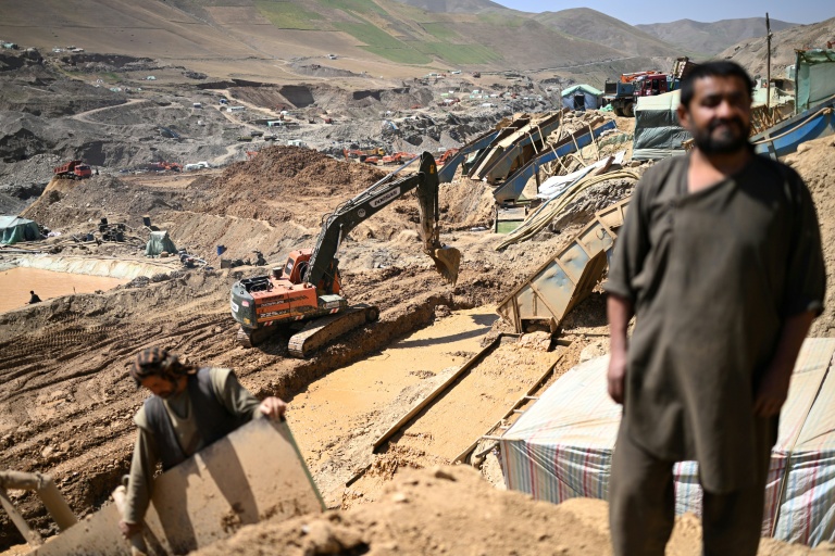 Des mineurs afghans travaillent sur une montagne, dans la zone de Shiwa, en Afghanistan, le 28 juillet 2026