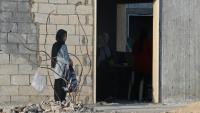 Une écolière devant la nouvelle école toujours en chantier de Borj Qalaouiyé, après la destruction du bâtiment précédent par une frappe israélienne, lors de la rentrée des classes dans le sud du Liban, le 24 septembre 2026