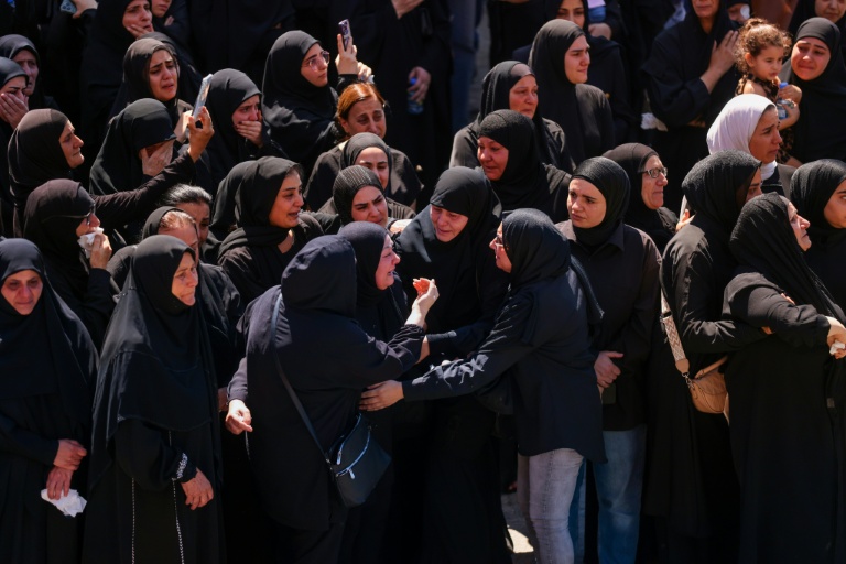 Des femmes en deuil assistent aux funérailles de victimes d'une frappe aérienne israélienne ayant visé le village de Kfar Remmane la veille, dans le sud du Liban, le 8 septembre 2026