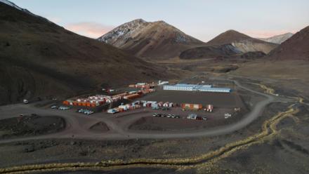 Vue aérienne du campement du projet de mine de cuivre Los Azules, situé dans la cordillère des Andes à Calingasta, dans la province de San Juan, en Argentine, le 21 avril 2026