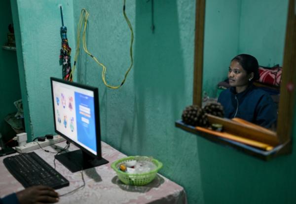 Chandmani Kerketta, qui supervise une équipe d'annotateurs de donnée par IA, travaille sur son ordinateur dans une chambre louée à Ranchi, dans l'État du Jharkhand, le 16 janvier 2026 en Inde