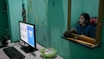 Chandmani Kerketta, qui supervise une équipe d'annotateurs de donnée par IA, travaille sur son ordinateur dans une chambre louée à Ranchi, dans l'État du Jharkhand, le 16 janvier 2026 en Inde