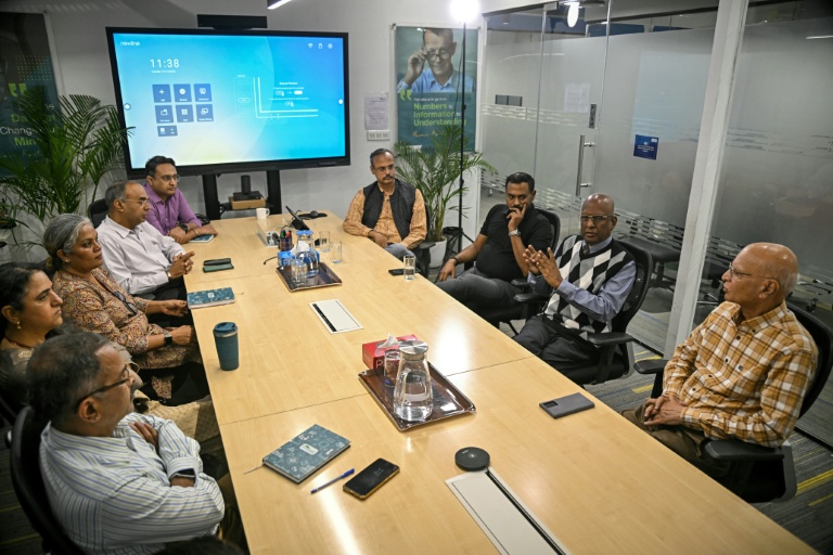 Sridhar Mitta (2e d), fondateur et directeur général de Nextwealth, une société de services basée sur l'IA, participe à une réunion avec son équipe dans ses bureaux à Bengaluru, le 13 janvier 2026 en Inde