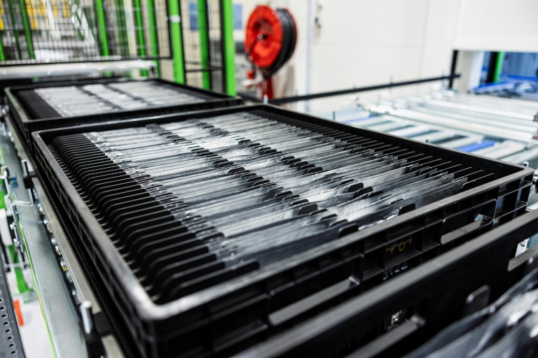 Cellules d'un module de batterie électrique exposées le 13 novembre 2025 dans l'usine du fabricant de batteries lithium-ion pour véhicules électriques AESC (Automotive Energy Supply Corporation), à Lambres-lez-Douai