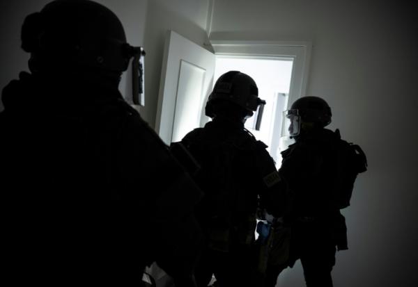 Des membres du RAID participent à un exercice d'entraînement à la libération d'otages, au quartier général du RAID, à Bièvres, dans la banlieue sud de Paris, le 8 octobre 2025