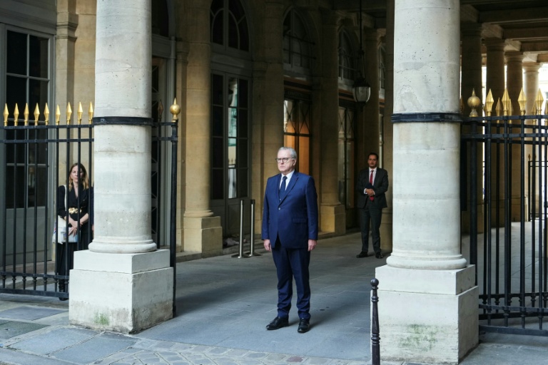Le président du Conseil constitutionnel Richard Ferrand devant l'entrée du Conseil à Paris, le 9 octobre 2025