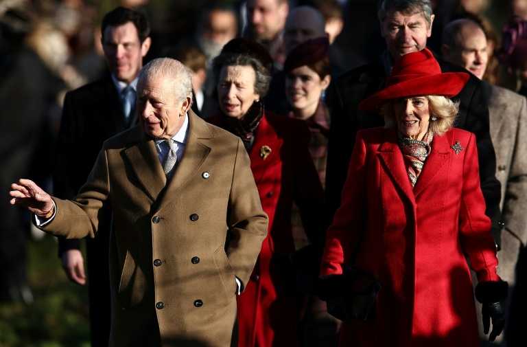 Le roi Charles III et la reine Camilla, accompagnés de la princesse Anne et de membres de la famille royale, arrivent pour la messe traditionnelle de Noël à l'église St Mary Magdalene, dans le domaine de Sandringham, dans l'est de l'Angleterre, le 25 décembre 2025