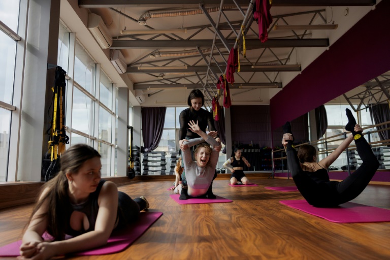 Des danseuses répètent dans une salle de sport avant une représentation au club de strip-tease