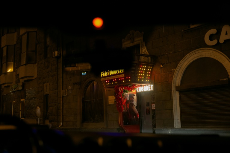 L'enseigne lumineuse du club de strip-tease