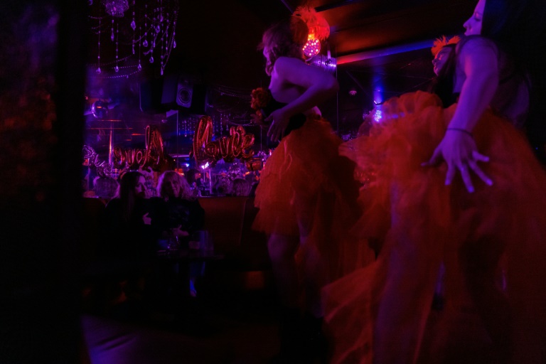 La manager Valérya Zavatska (g), diplômée en droit, et sa mère, ancienne danseuse, regardent les danseuses lors d'une représentation au club de strip-tease