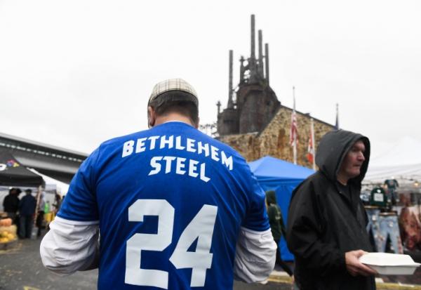 Des personnes assistent à une fête près d'anciens hauts-fourneaux à Bethlehem, en Pennsylvanie, aux Etats-Unis, le 4 octobre 2026