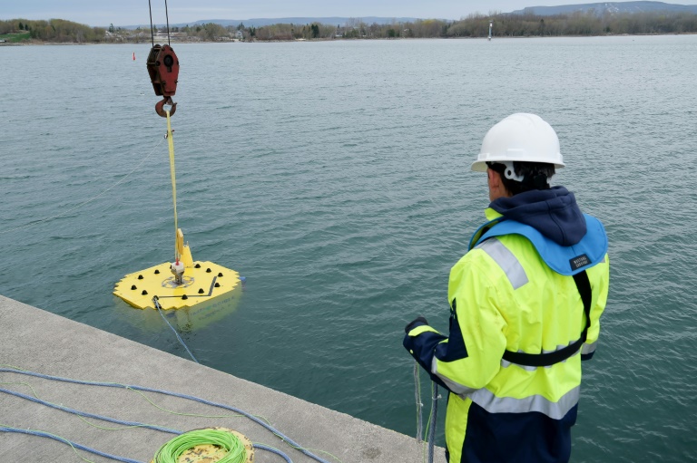 Avant un possible déploiement en haute mer, la société Impossible Metals teste son robot Eureka II, qui ne touche jamais le fond pour réduire l'impact sur l'écosystème lors de la collecte de galets métalliques, dans un lac à Collingwood, dans le centre du Canada, le 1er mai 2025