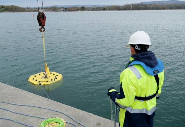 Avant un possible déploiement en haute mer, la société Impossible Metals teste son robot Eureka II, qui ne touche jamais le fond pour réduire l'impact sur l'écosystème lors de la collecte de galets métalliques, dans un lac à Collingwood,  dans le centre du Canada, le 1er mai 2025