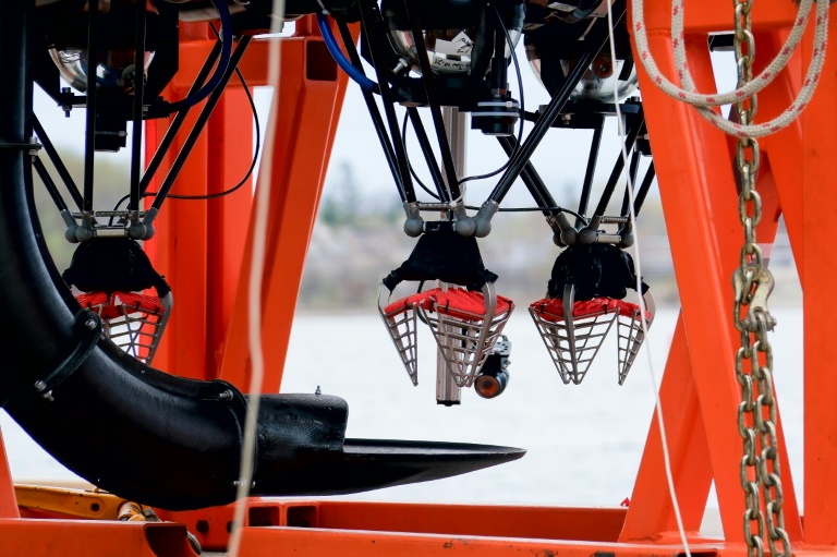 Les bras du robot Eureka II d'Impossible Metals, lors d'une séance de test à Collingwood en Ontario au Canada, le 1er mai 2025