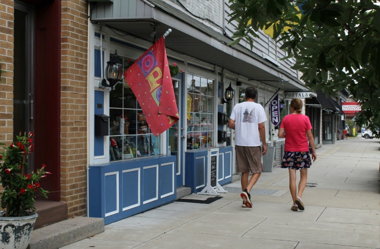 Des personnes marchent dans le centre de Berkeley Springs en Virginie-Occidentale, dans l'est des Etats-Unis, le 31 juillet 2025