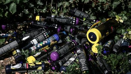 Des bouteilles de protoxyde d'azote, utilisé comme gaz hilarant, lors d'une opération de démantèlement d'un réseau de trafic de drogue, le 22 août 2025 à Melun, en Seine-et-Marne