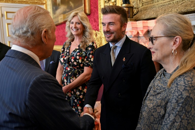 L'ancien footballeur anglais David Beckham (c), aux côtés de l'actrice américaine Meryl Streep (d), serre la main du roi Charles III (g) lors de la cérémonie de remise des King's Foundation Awards, au palais St James, à Londres, le 12 juin 2025