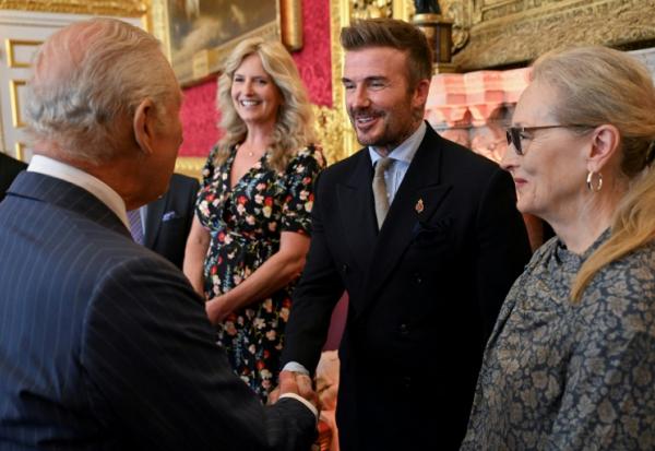 L'ancien footballeur anglais David Beckham (c), aux côtés de l'actrice américaine Meryl Streep (d), serre la main du roi Charles III (g) lors de la cérémonie de remise des King's Foundation Awards, au palais St James, à Londres, le 12 juin 2025
