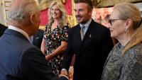 L'ancien footballeur anglais David Beckham (c), aux côtés de l'actrice américaine Meryl Streep (d), serre la main du roi Charles III (g) lors de la cérémonie de remise des King's Foundation Awards, au palais St James, à Londres, le 12 juin 2025