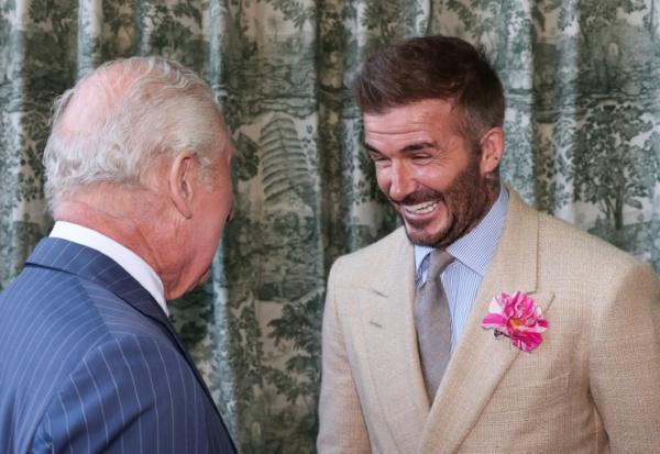Le roi Charles III s'entretient avec David Beckham, ancien international anglais de football et star de Manchester United à Londres, le 19 mai 2025