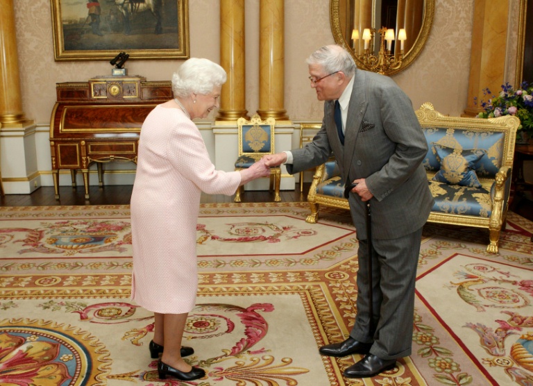 David Hockney et la reine Elizabeth II à Buckingham Palace le 22 mai 2012