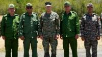 Une photo publiée par l'armée américaine montre le chef du commandement Sud américain, le général Francis L. Donovan (centre) entouré du chef d'état-major cubain, le général Roberto Legra Sotolongo (à sa droite) et d'autres responsables militaires cubains, le 29 mai 2026 dans la base navale de Guantanamo 