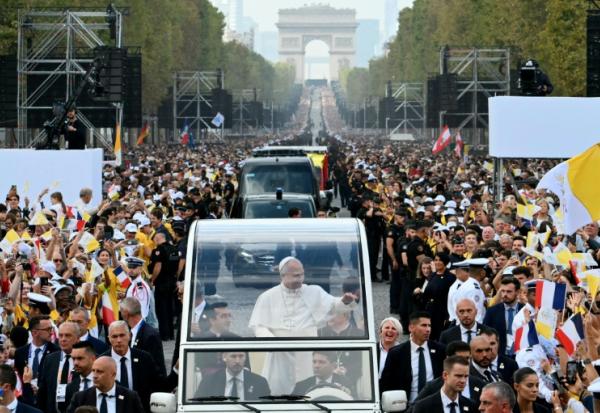 Le pape Léon XIV sur les Champs-Elysées à bord de la papamobile le 26 septembre 2026


as he rides down the Champs-Elysees Avenue with the Arc de Triomphe in the background on his way to the Place de la Concorde, central Paris, on September 26, 2026 to celebrate a solemn outdoor mass, on the second day of his visit to France. Pope Leo XIV celebrates an open-air mass for hundreds of thousands of believers on the Champs Elysees in Paris, after saying it was possible to "live together in dignity and peace".