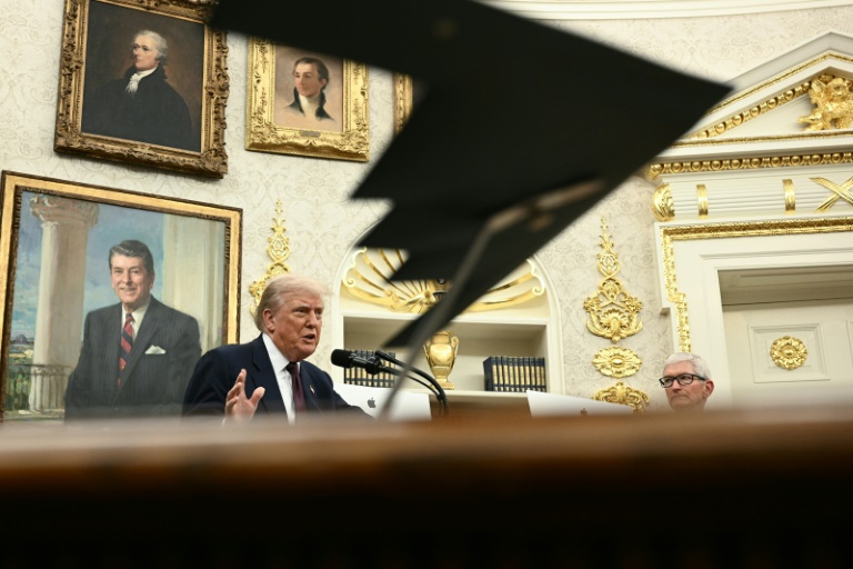 Le président américain Donald Trump s'exprime en présence du patron d'Apple Tim Cook le 6 août 2025 à la Maison Blanche, à Washington