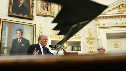 Le président américain Donald Trump s'exprime en présence du patron d'Apple Tim Cook le 6 août 2025 à la Maison Blanche, à Washington