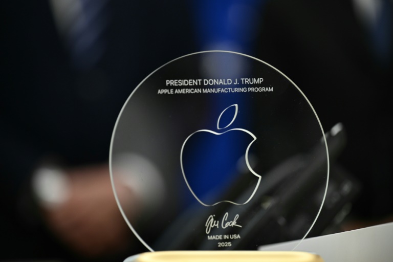 Un cadeau remis par le patron d'Apple Tim Cook au président américain Donald Trump le 6 août 2025 à la Maison Blanche, à Washington