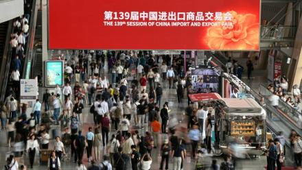 Le public venu visiter la Foire de Canton, en Chine, le 15 avril 2026